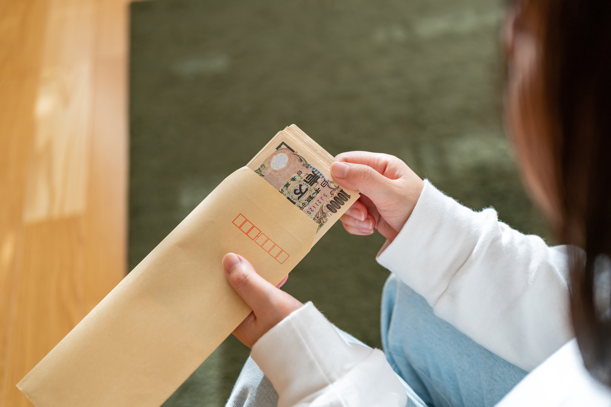 遺品整理で現金が見つかった場合の対処法や注意点をプロが解説