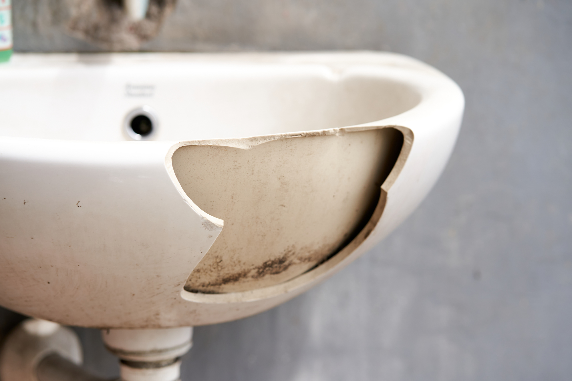 古い洗面台の処分方法と取り外し注意点